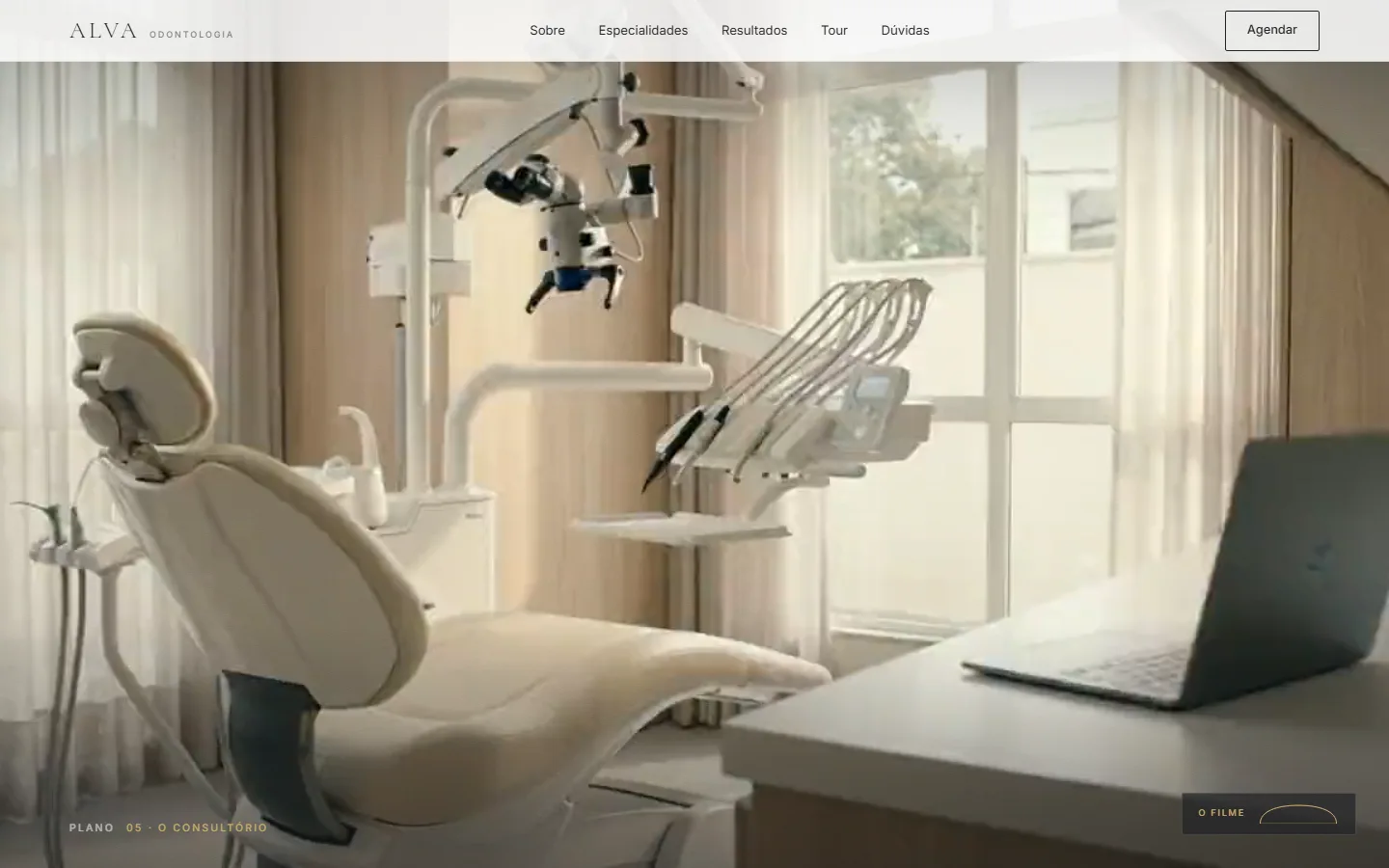Plano 03 do filme, O Encontro: a dentista recebe a paciente na sala de espera